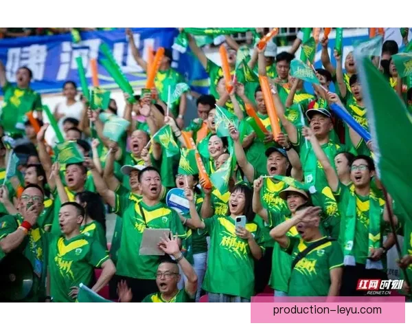 中国足球新赛季揭幕战精彩纷呈 球迷热情创历史新高 中国足球新赛季揭幕战精彩纷呈 球迷热情创历史新高