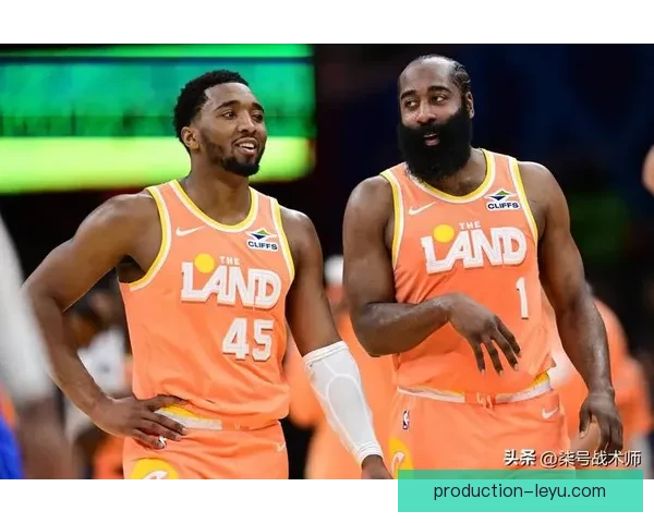 NBA季后赛格局骤变多队激战焦点球星表现引发联盟新一轮竞争风暴